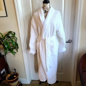 Pottery Barn White Waffle Bathroom Robe